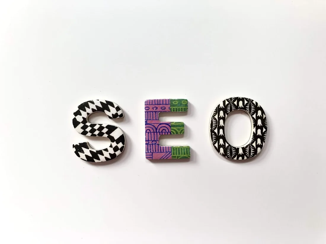 The letters S E O arranged on a wall